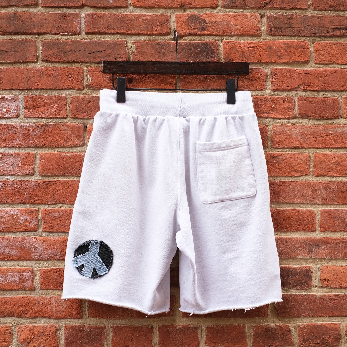 peace sign patch sweat shorts - white M