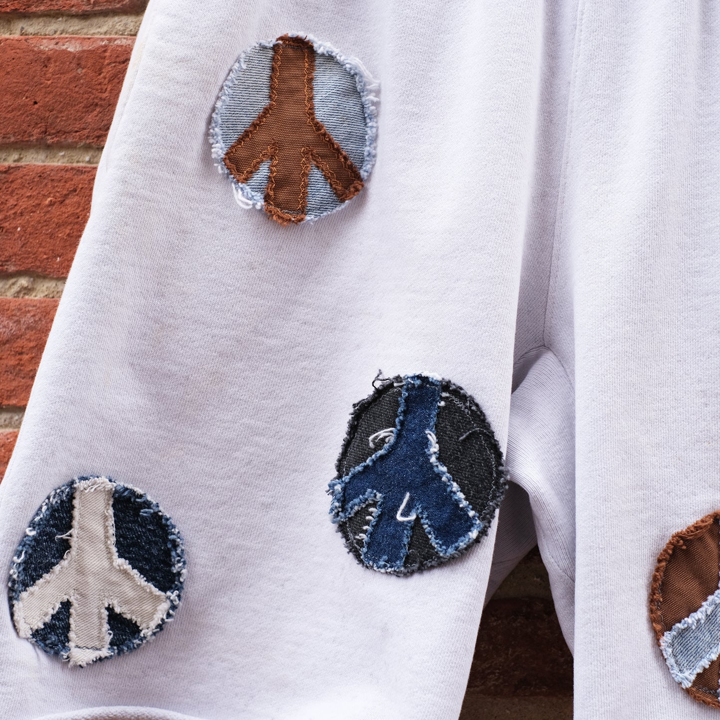 peace sign patch sweat shorts - white M
